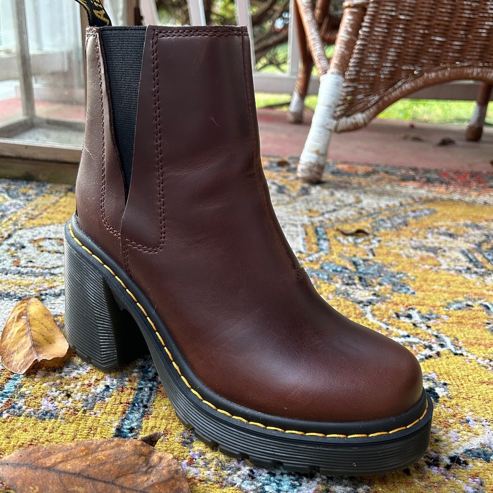 Dr. Martens Spence Pull Up Leather Heel Chelsea Boots in Dark Brown Size 7